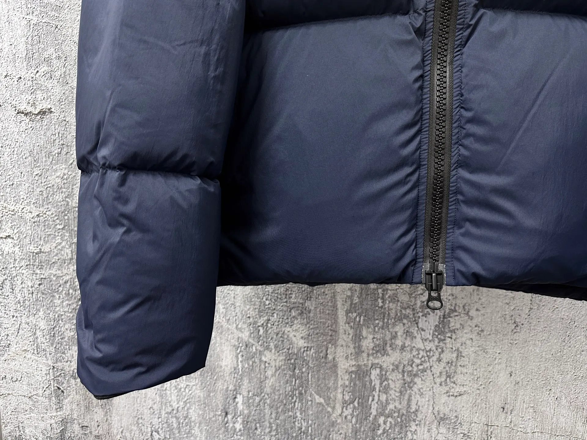 P840 【Canada gooes】Large Goose Sleeve Stand Collar Down Jacket Lawrence down jacket provides basic protection for daily adventures. Delicately soft fabric, this is a water-repellent fabric that is soft to the touch yet durable. Filled with extremely fluffy white duck down. This piece has a quilted body and structured down. Padded collar and reflective double-stripe grip tape. Extended hem and tucked-in inner rib-knit cuffs. Size: XS-2XL